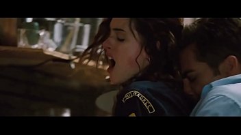 Anne Hathaway in Love and Other Drugs (2010) - 6