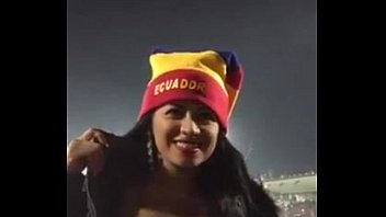 ecuatoriana ensenando las tetas en partido de futbol