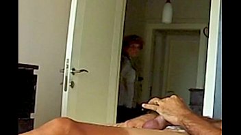 mama ve el video porno de su h. mom fascinated by daughters sextape