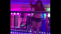 Ecuatoriana baila sexy en el tubo