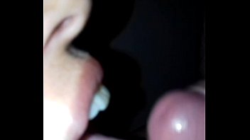 Karen (esposinhabh) tomando esporrada na boca
