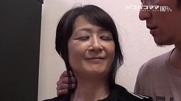 和食を振舞うお母さん   中山佳子 2